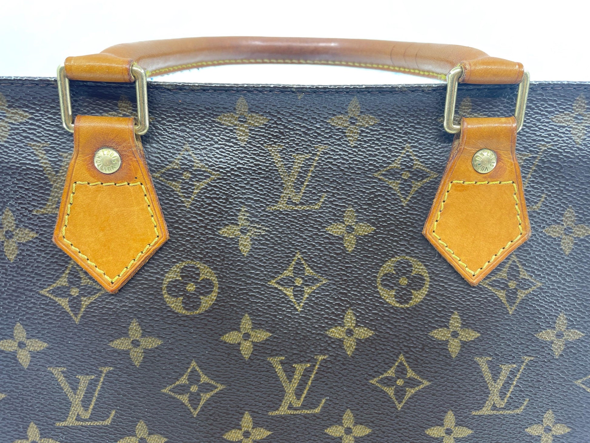 LV Louis Vuitton round crossbody  Leather goodies, Louis vuitton